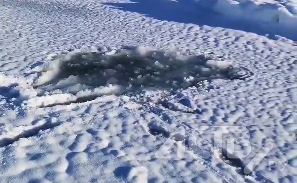 Рыбак-любитель провалился под лёд у побережья Сахалина - очевидец