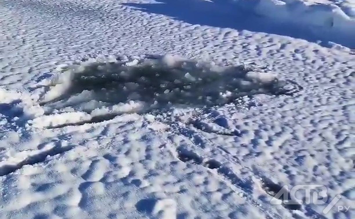 Рыбак-любитель провалился под лёд у побережья Сахалина - очевидец