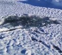 Рыбак-любитель провалился под лёд у побережья Сахалина - очевидец