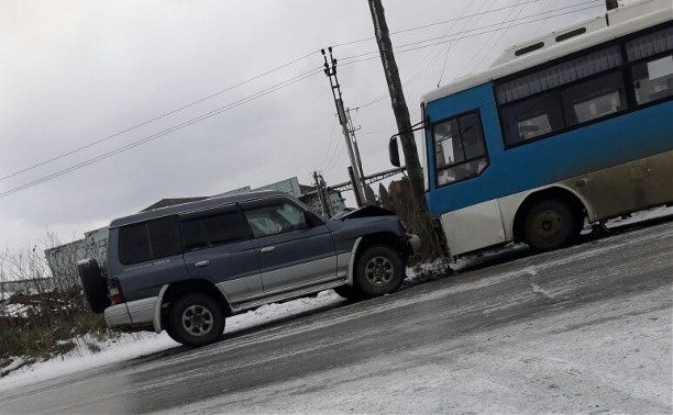 Внедорожник и рейсовый автобус столкнулись в Садовниках