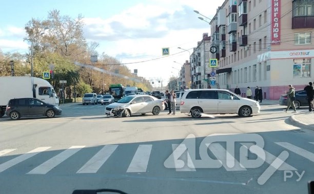 Два автомобиля врезались на глазах у инспекторов ДПС в Южно-Сахалинске