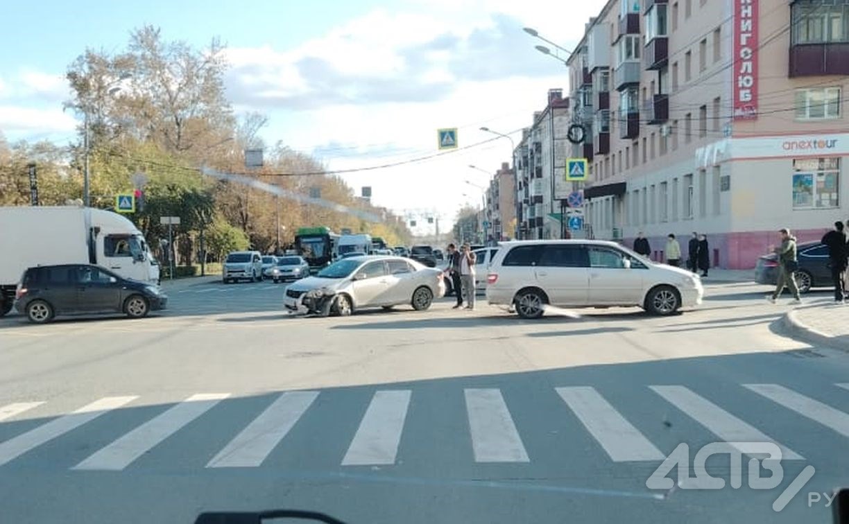 Два автомобиля врезались на глазах у инспекторов ДПС в Южно-Сахалинске