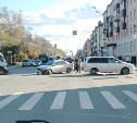 Два автомобиля врезались на глазах у инспекторов ДПС в Южно-Сахалинске