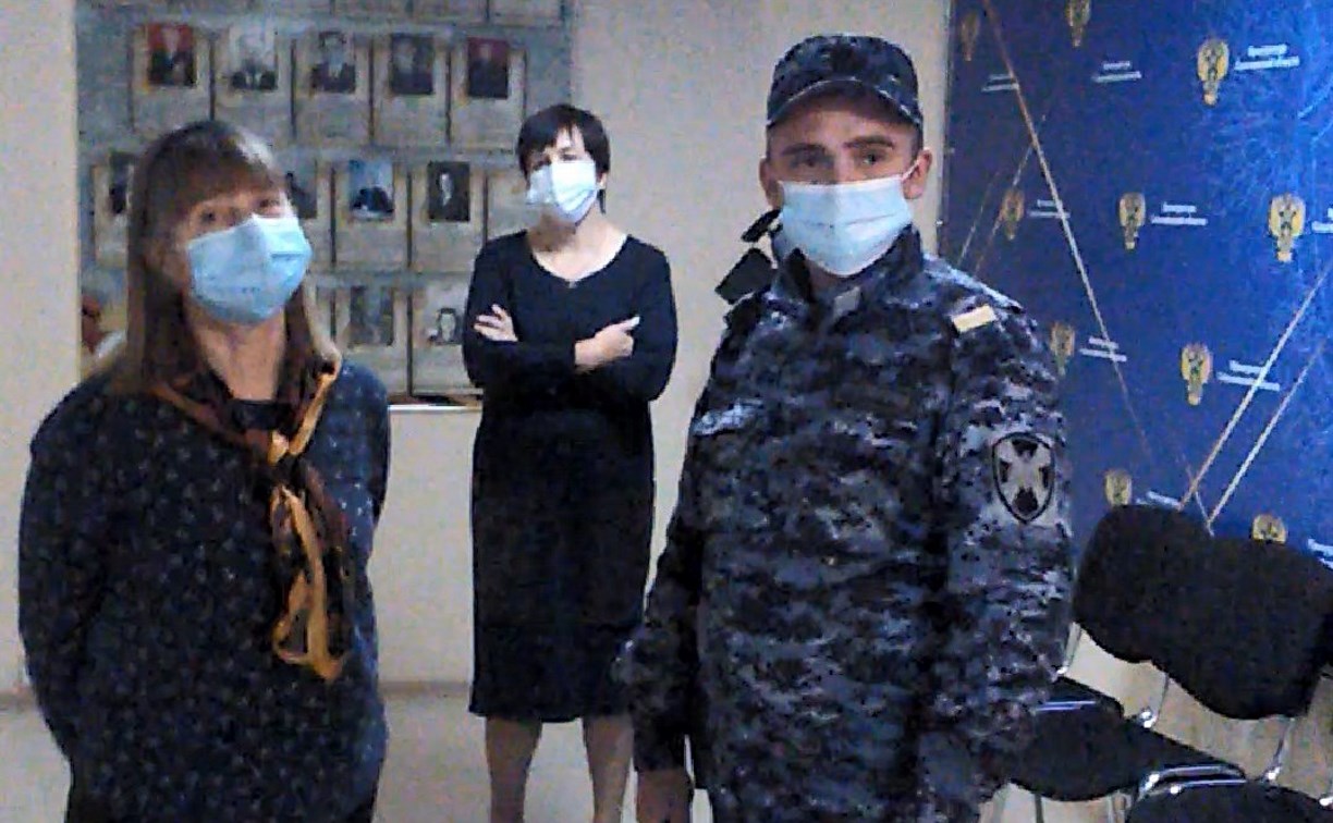 Матери убитого в Макарове стоматолога не дали встретиться с генпрокурором и силой вывели на улицу