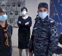 Матери убитого в Макарове стоматолога не дали встретиться с генпрокурором и силой вывели на улицу