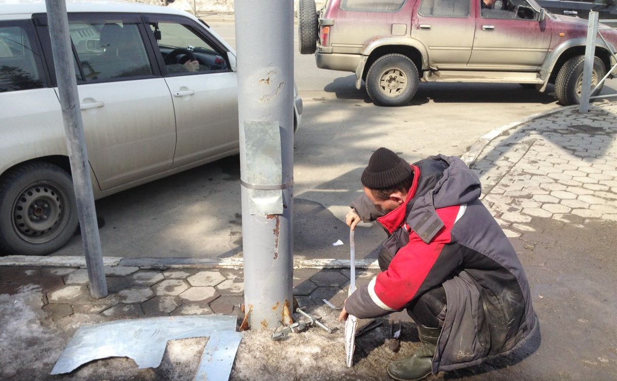 В Южно-Сахалинске "Электросервис" отремонтировал поврежденный при расчистке улиц столб