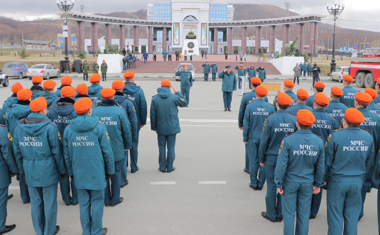Сахалинские пожарные провели генеральную репетицию перед своим праздником