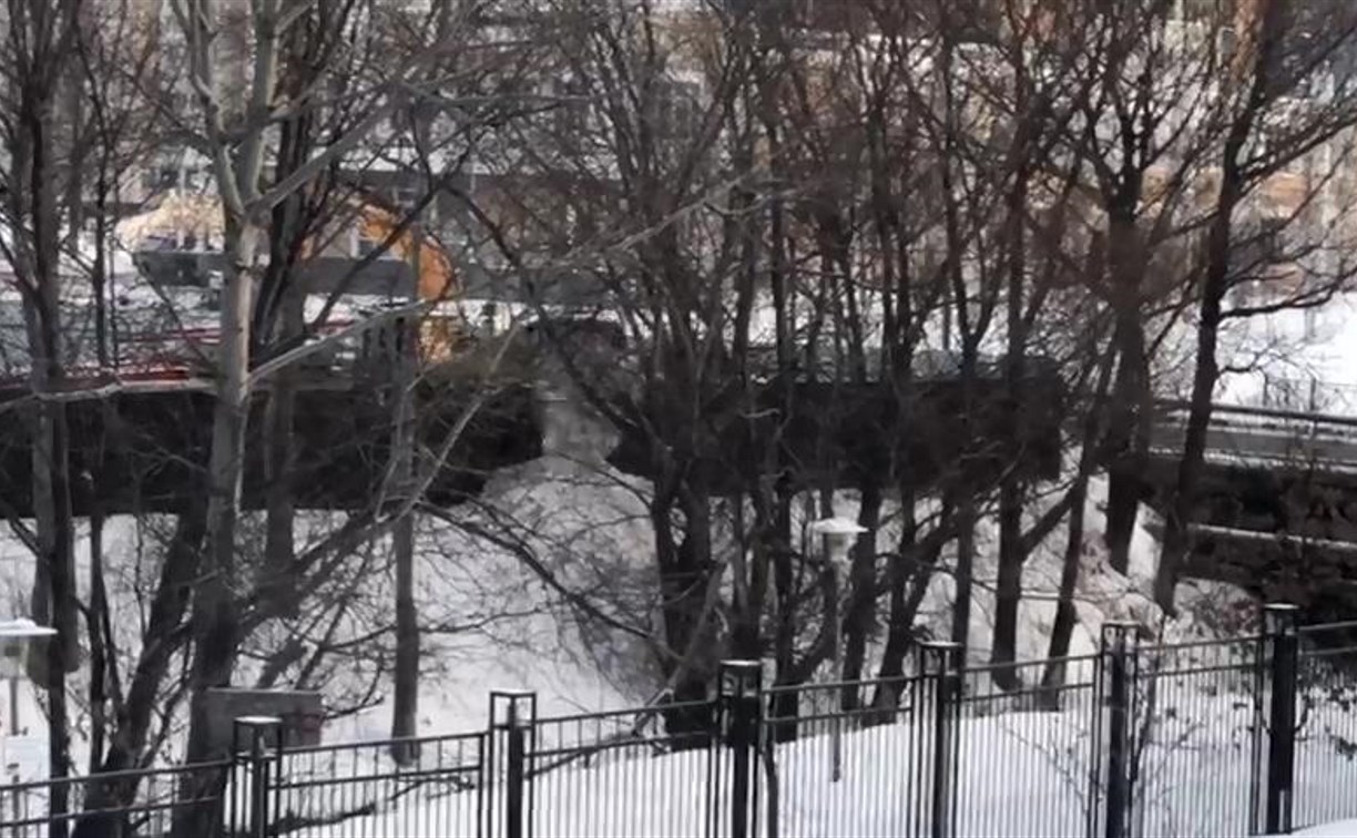 Снег со стройплощадки сбрасывают в реку в Южно-Сахалинске