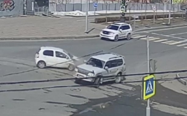"От удара машины подкинуло": легковушка жёстко влетела во внедорожник в Южно-Сахалинске
