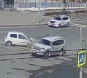 "От удара машины подкинуло": легковушка жёстко влетела во внедорожник в Южно-Сахалинске
