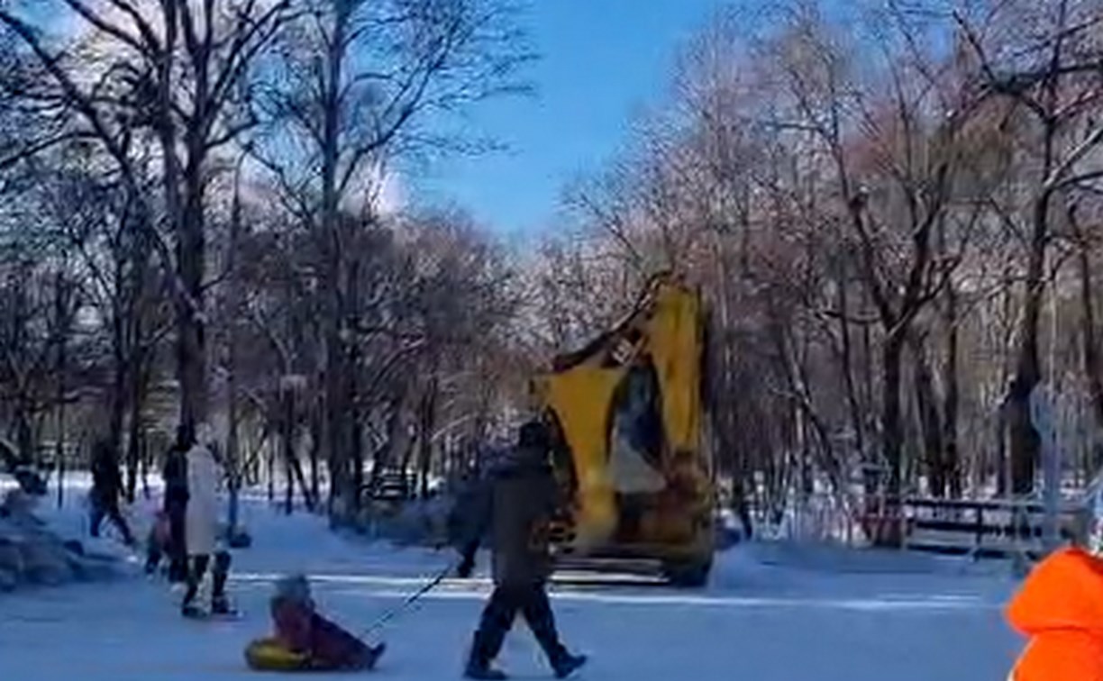 "Раздавит кого-нибудь": очевидец снял видео укрепления берега Рогатки в парке Южно-Сахалинска