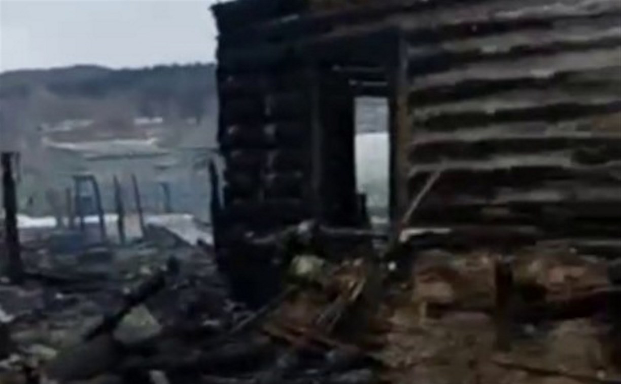 "Пожар уничтожил всё нажитое": погорельцам из Углегорского района нужна помощь 