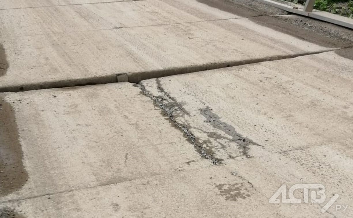 Очевидцы: бетонная плита "лопнула" на мосту в Корсаковском районе