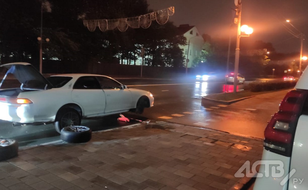 "Минус колесо": южносахалинка ночью на авто влетела в открытый люк на перекрёстке