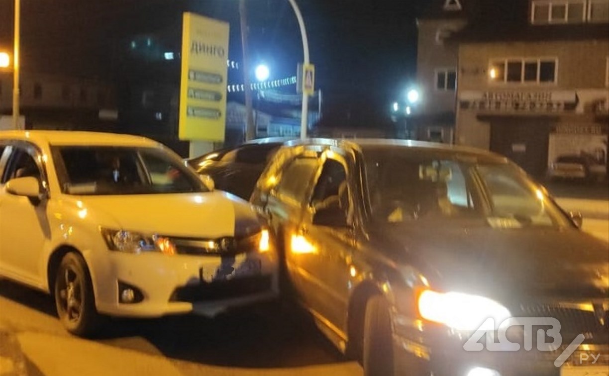 Очевидцы: женщина в Южно-Сахалинске пыталась скрыться с места ДТП и врезалась в другое авто