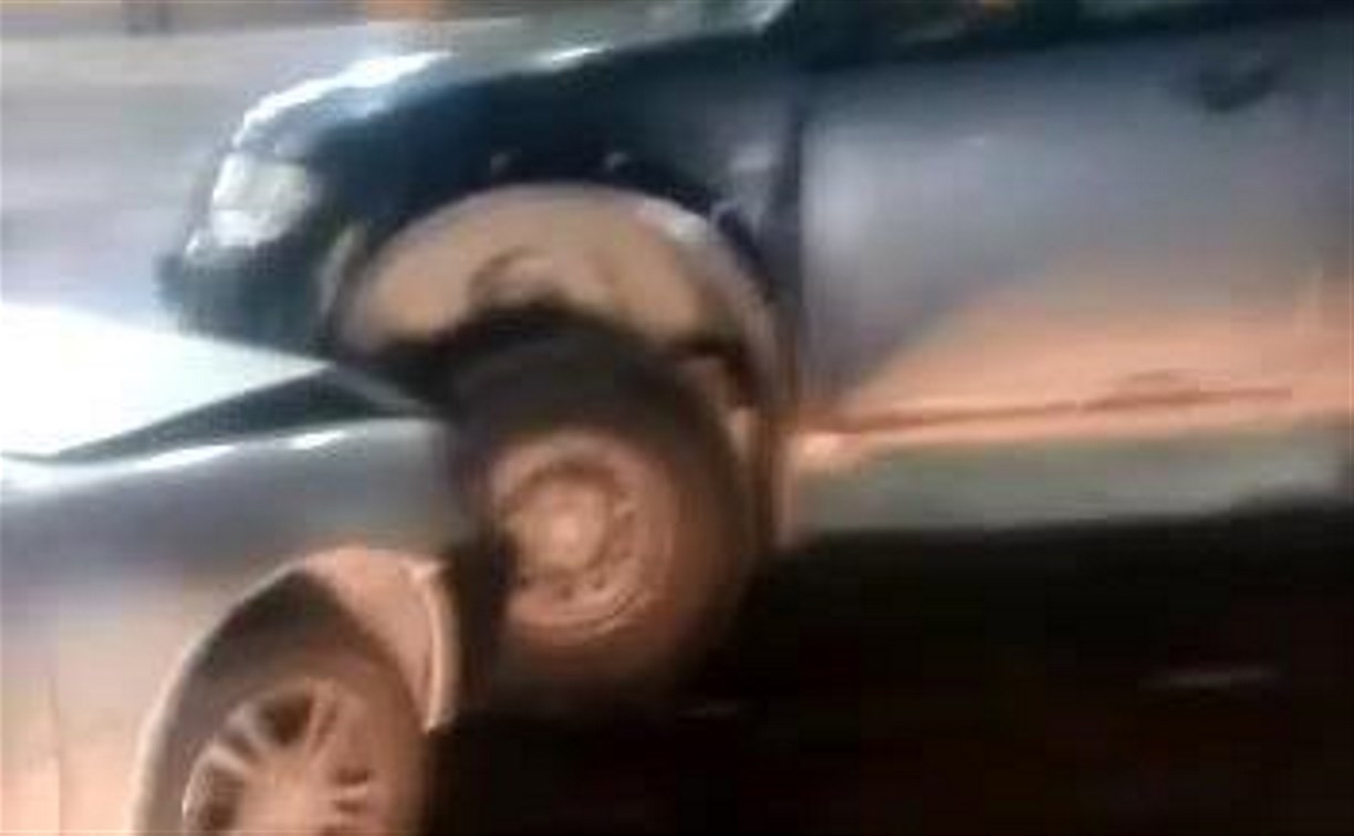 Машина без водителя врезалась в три автомобиля в Южно-Сахалинске