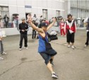 Молодые танцоры приглашают южносахалинцев на импровизированный уличный танцпол