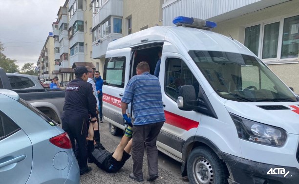 Корсаковский Шаолинь развесил шторы у подъезда и уехал вместе с медиками в больницу