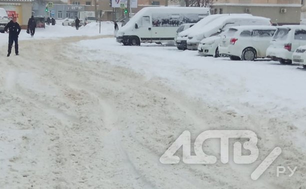 "Всё в снегу по самые уши": сахалинец снял на видео автобусы, застревающие в сугробах в Холмске