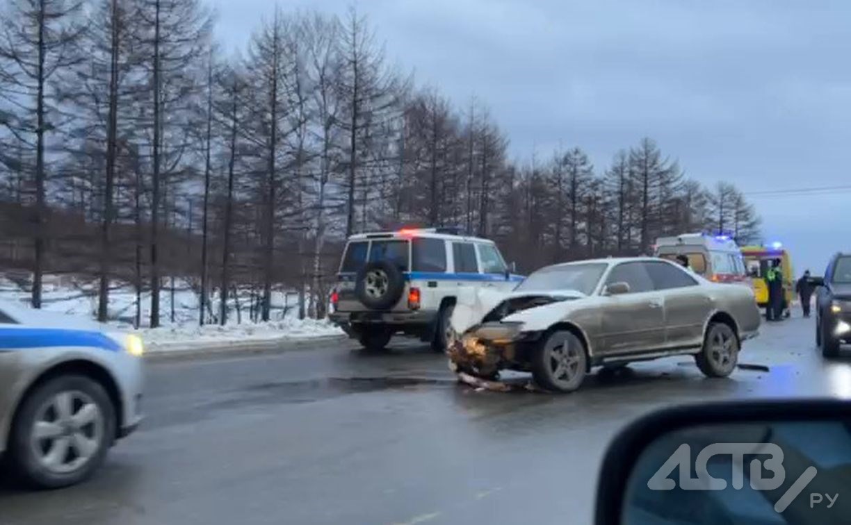 Двоих человек увезли в больницу в результате серьёзного ДТП на юге Сахалина