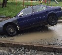 Автомобили проваливаются в яму посреди двора в 9 микрорайоне Южно-Сахалинска