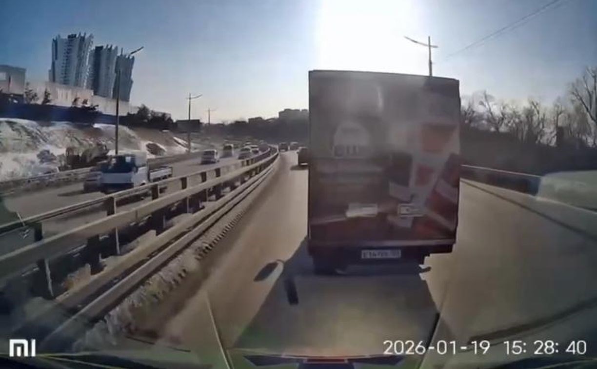 Водитель грузовика решил проучить скорую и задержал эвакуацию раненой пациентки во Владивостоке