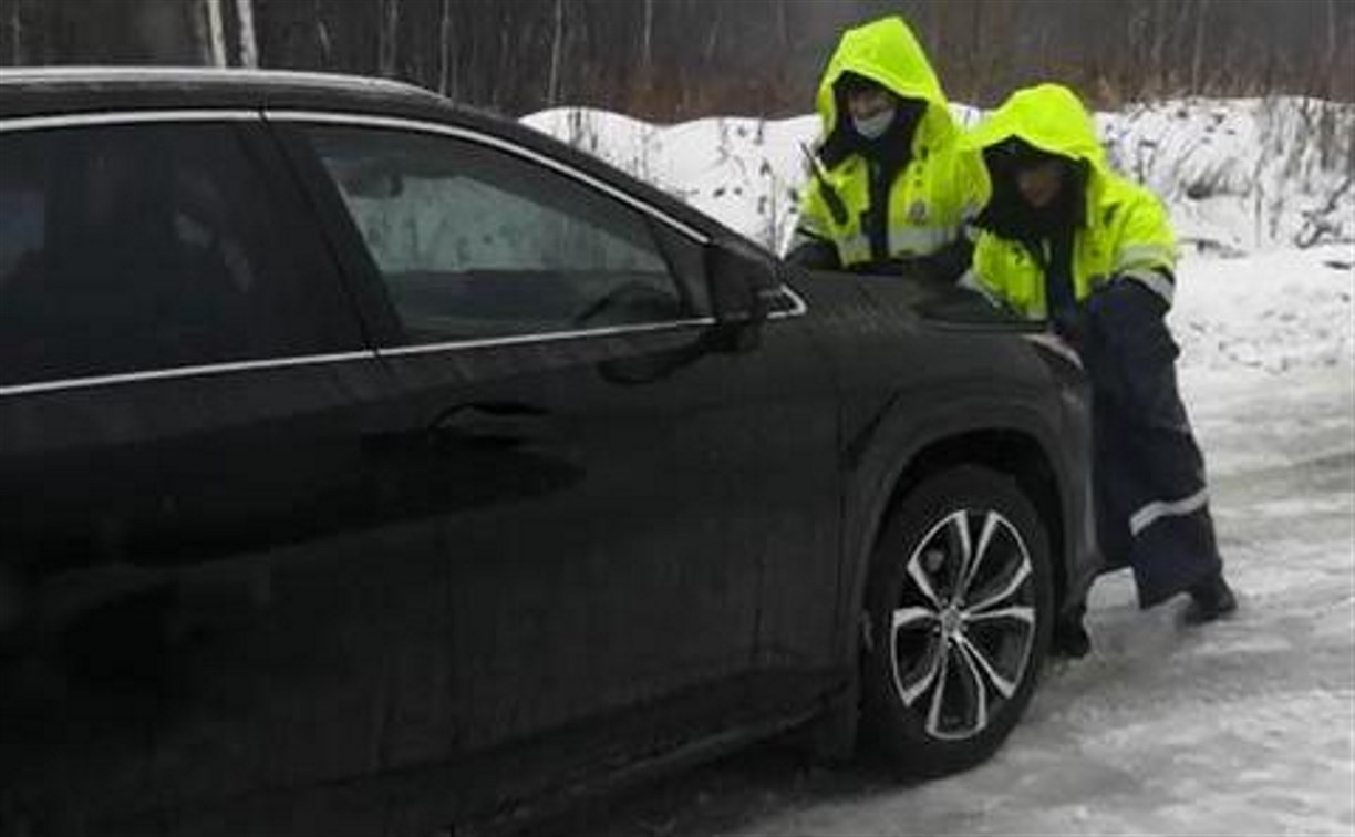 Сахалинка наехала на сотрудников ГИБДД на Охотской трассе