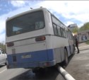«Прыжок» через бордюр прервал маршрут пассажирского автобуса в Южно-Сахалинске