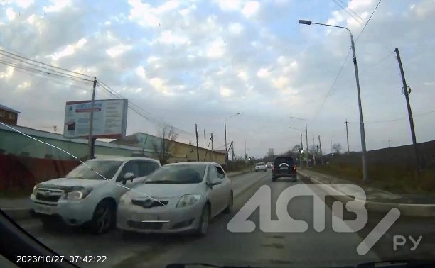 Лихач на седане чуть не спровоцировал аварию в Южно-Сахалинске