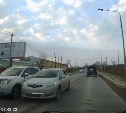 Лихач на седане чуть не спровоцировал аварию в Южно-Сахалинске