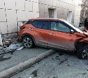 "Белая ракета пронеслась": в Южно-Сахалинске произошло крупное ДТП, одно авто улетело в жилой дом