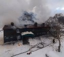 Расселённый дом полыхал в сахалинском селе на 256 "квадратах"