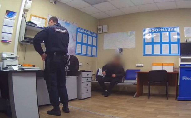 Летевшего с Сахалина мужчину задержали в Новосибирске за курение и скандал на борту