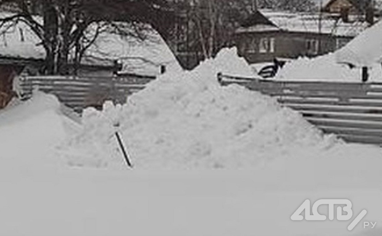 "Завалил снегом и сломал забор": южносахалинка просит разыскать "бессовестного" водителя погрузчика