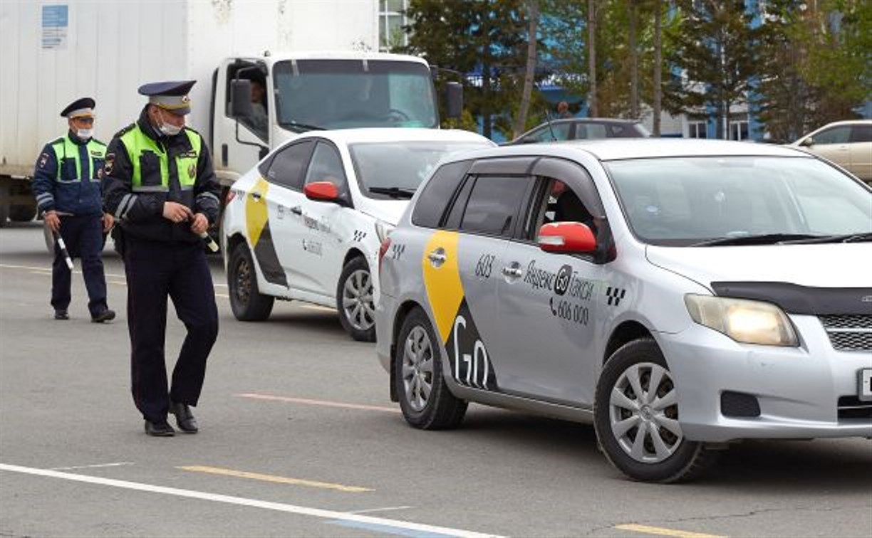 В Южно-Сахалинске устроили рейд на таксистов: с нарушениями работает каждый второй
