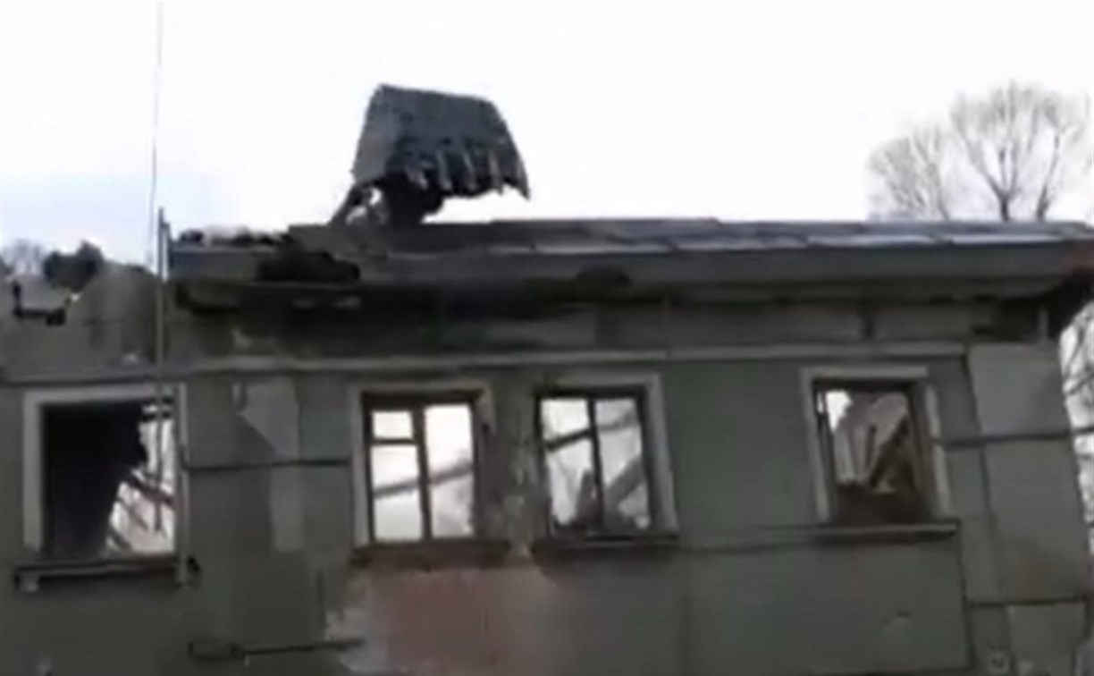 Дети боятся и бегут мимо разрушенного здания в Южно-Сахалинске