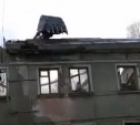 Дети боятся и бегут мимо разрушенного здания в Южно-Сахалинске