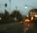 В Южно-Сахалинске мужчина разбил стекло автомобиля знакомого из-за ссоры
