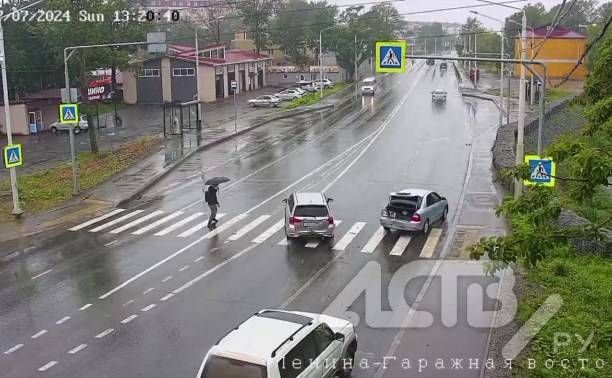 В Южно-Сахалинске два автомобиля столкнулись на "зебре" в нескольких метрах от пешехода
