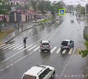 В Южно-Сахалинске два автомобиля столкнулись на "зебре" в нескольких метрах от пешехода