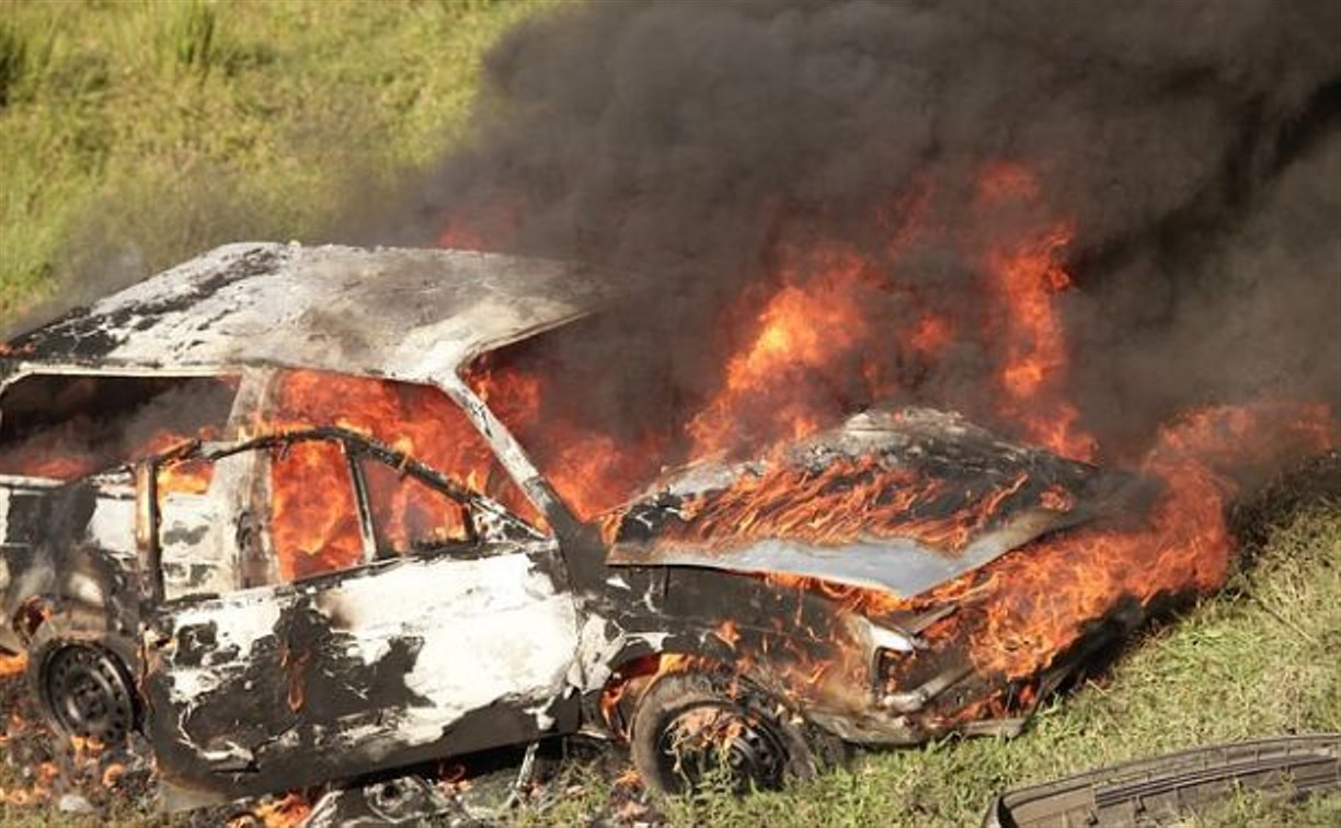Два автомобиля сгорели на Сахалине с разницей в несколько часов