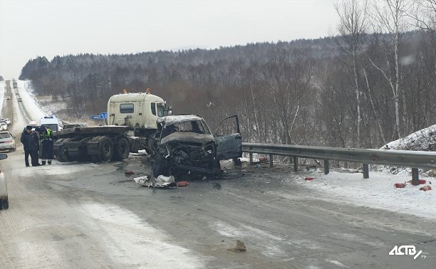 Девушка погибла при столкновении Land Cruiser Prado и большегруза на Корсаковской трассе