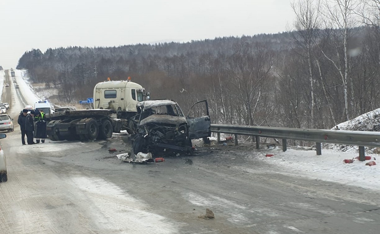 Девушка погибла при столкновении Land Cruiser Prado и большегруза на Корсаковской трассе