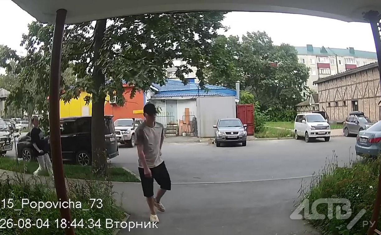 Парень в Южно-Сахалинске пнул автомобиль, оставив на кузове вмятину - всё попало на камеру