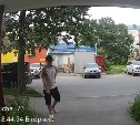 Парень в Южно-Сахалинске пнул автомобиль, оставив на кузове вмятину - всё попало на камеру