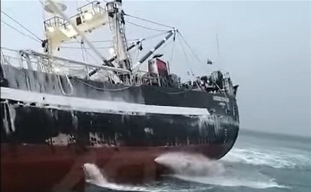 Рыболовы записали видео с севшего на мель судна в Холмске
