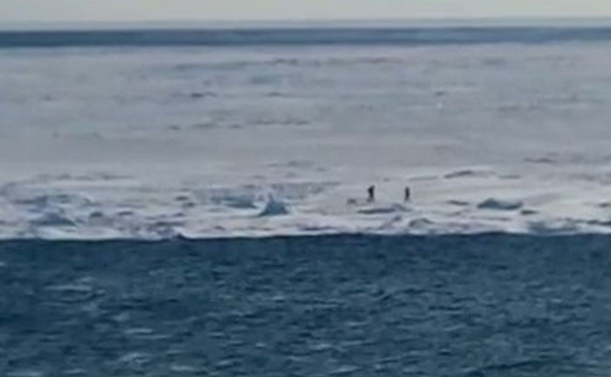 Более 10 сахалинских рыбаков оказались на оторвавшейся льдине - на место прибыли экстренные службы