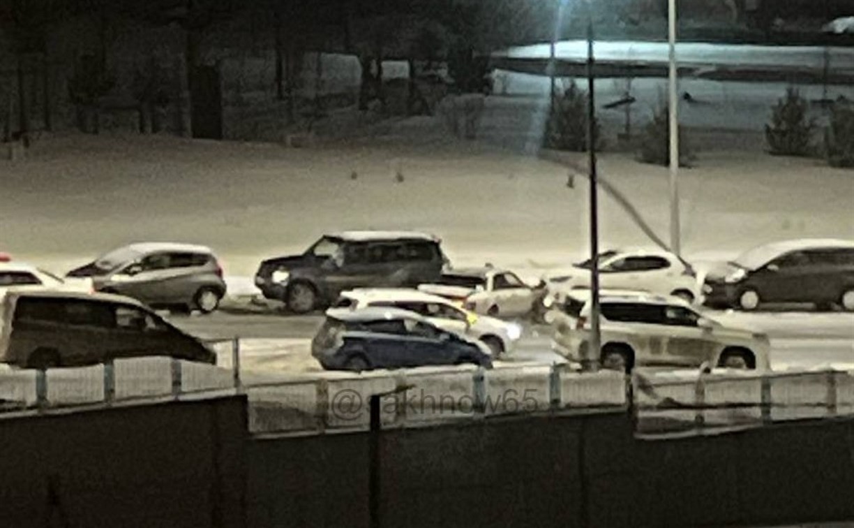 Молодежь устроила тройное ДТП в ЖК Уюн в Южно-Сахалинске 