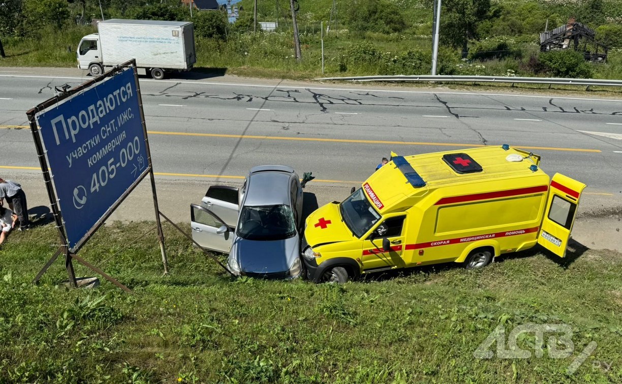 Два пассажира автомобиля скорой помощи пострадали в ДТП на Сахалине