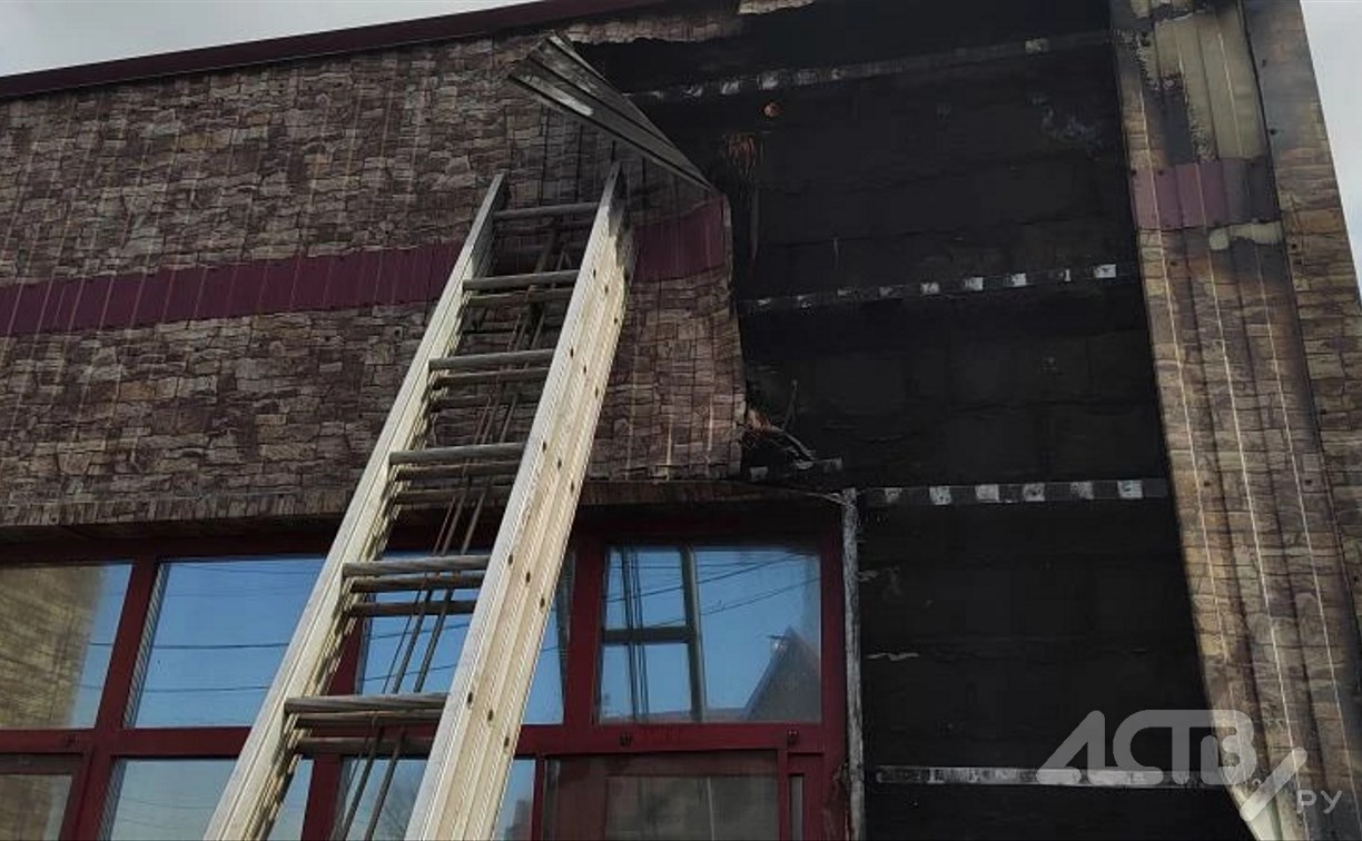 Фасад здания вспыхнул на улице Больничной в Южно-Сахалинске